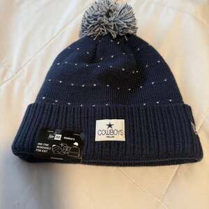 New Era Women's Dallas Cowboys Navy Blue Knit Beanie with Pom, NFl, NWT